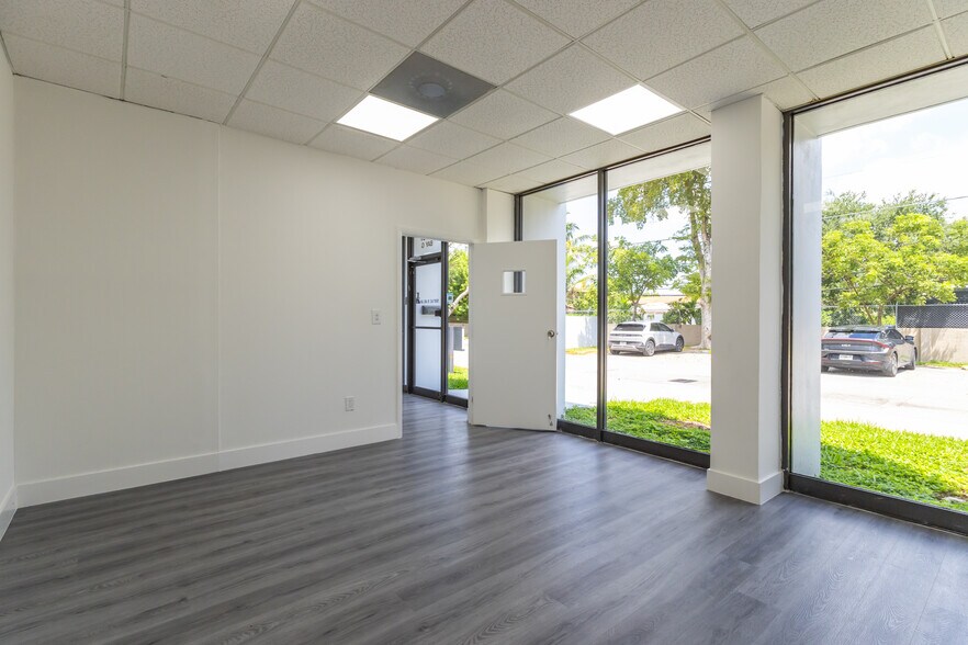 19555 NE 10th Ave, Miami, FL à louer - Photo de l’immeuble – Image 3 sur 13