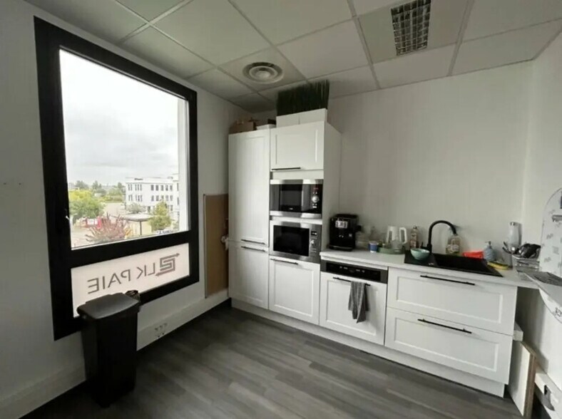 Bureau dans Saint-Priest à louer - Photo de l’immeuble – Image 3 sur 7