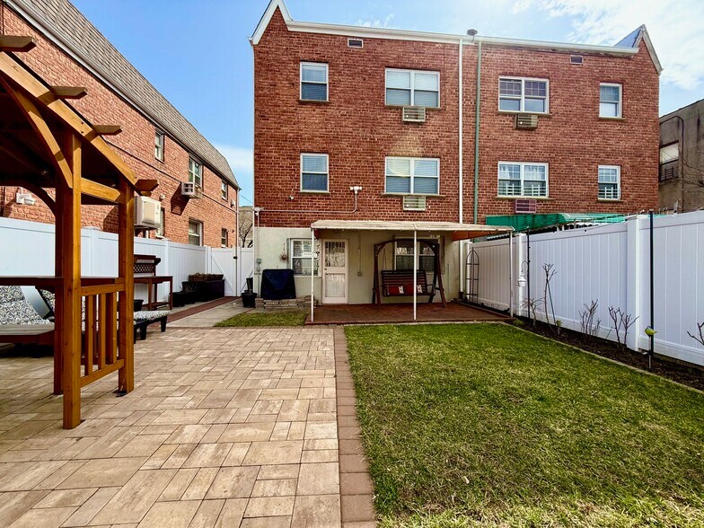 2123 Amory Ct, Ridgewood, NY à vendre - Photo de l’immeuble – Image 2 sur 19