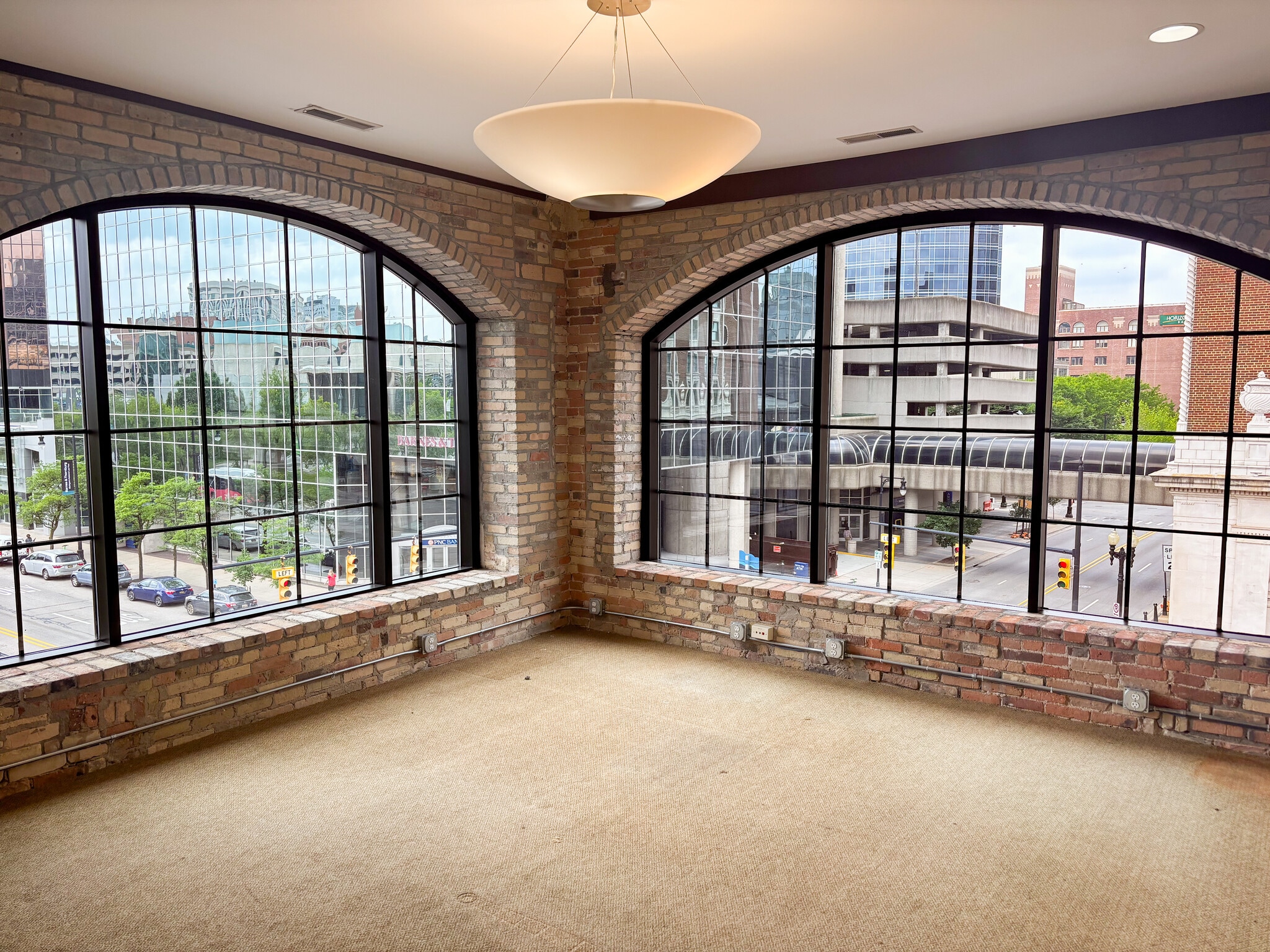 180 Monroe Ave NW, Grand Rapids, MI à louer Photo intérieure– Image 1 sur 3