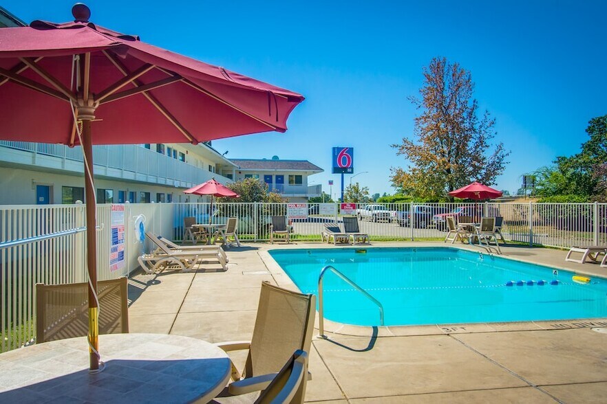 1250 Twin View Blvd, Redding, CA à vendre - Photo de l’immeuble – Image 2 sur 3