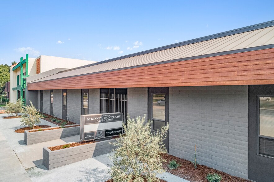 220 S Mooney Blvd, Visalia, CA à louer - Photo de l’immeuble – Image 2 sur 7