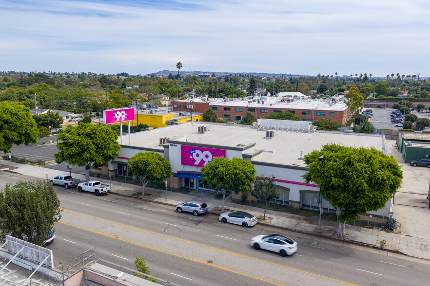 11040 W Pico Blvd, Los Angeles, CA à louer - Photo de l’immeuble – Image 1 sur 11