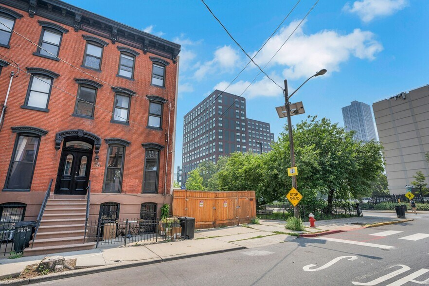 514 Manila Ave, Jersey City, NJ à vendre - Photo de l’immeuble – Image 3 sur 23