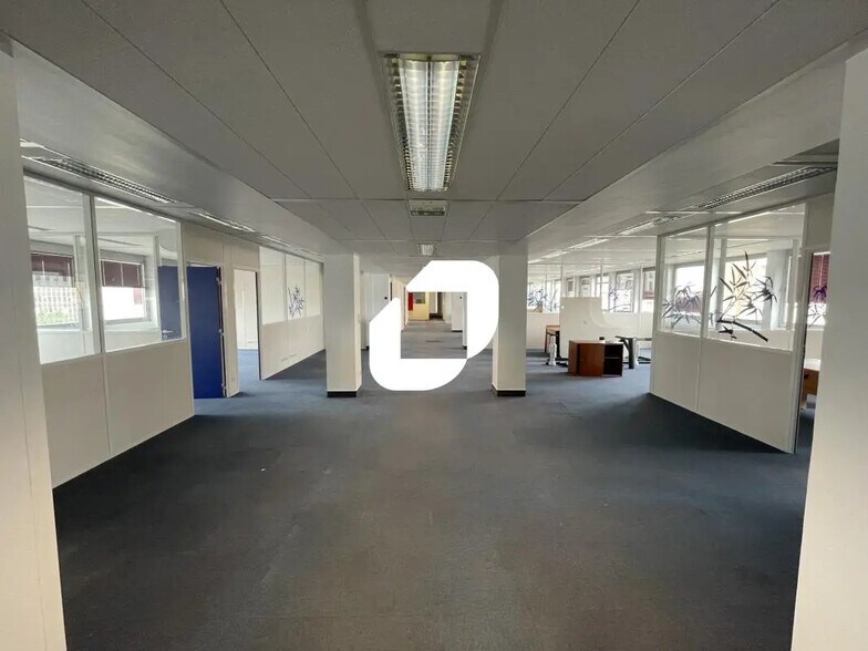 Local d’activités dans Créteil à louer - Photo de l’immeuble – Image 1 sur 8