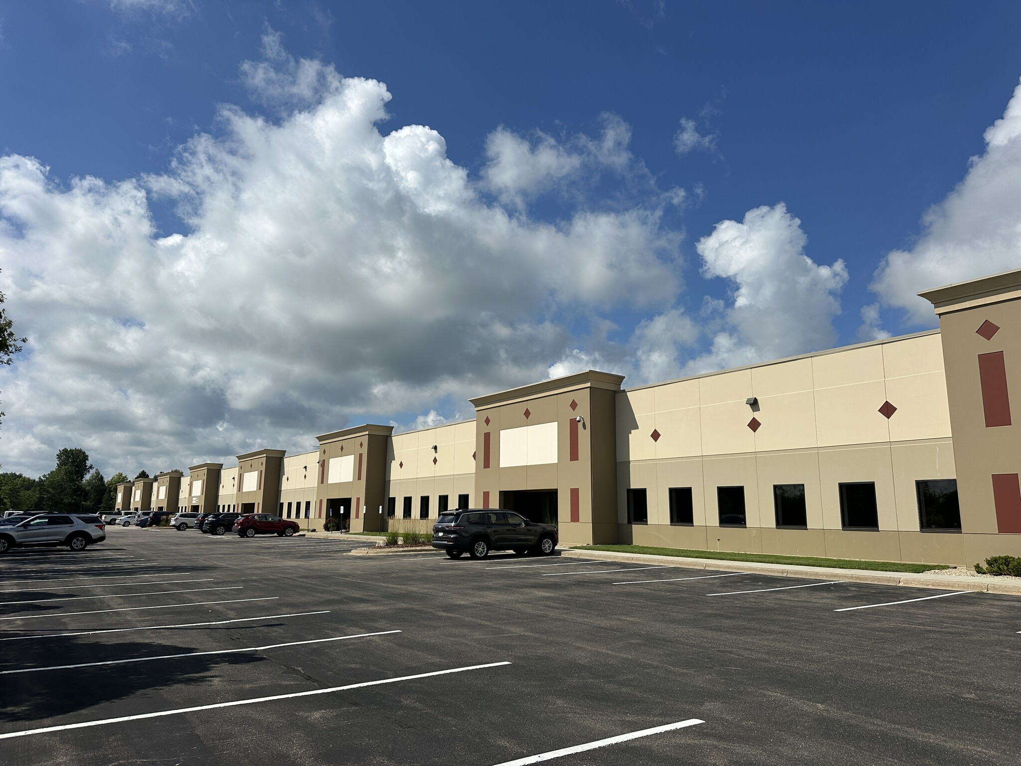 7920-8030 Century Blvd, Chanhassen, MN à louer Photo de l’immeuble– Image 1 sur 2