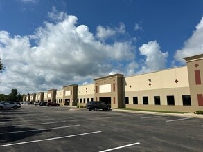 7920-8030 Century Blvd, Chanhassen, MN à louer Photo de l’immeuble– Image 1 sur 2