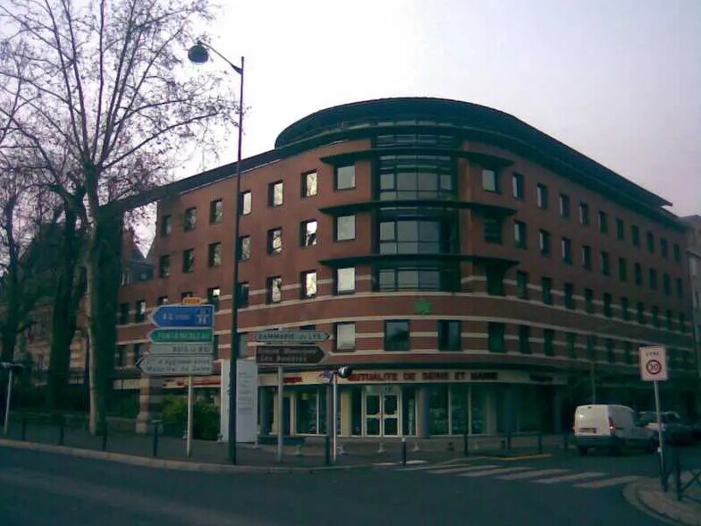 Bureau dans Melun à louer - Photo de l’immeuble – Image 1 sur 9