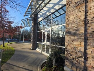 Plus de détails pour 2745 Veteran Memorial Pky, Victoria, BC - Logement à vendre