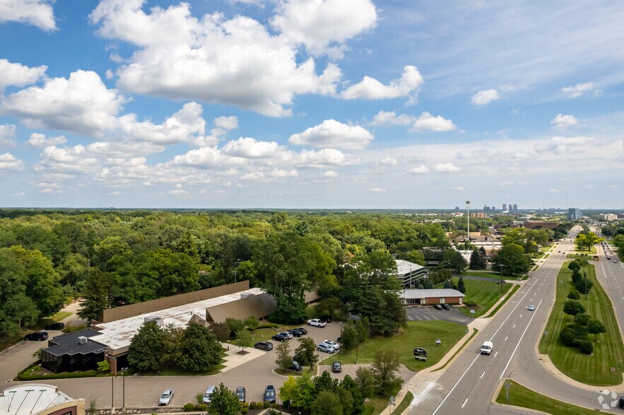 29600 Northwestern Hwy, Southfield, MI à louer - Aérien – Image 2 sur 6