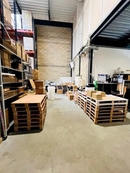 Local d’activités dans SAINT CYR L ECOLE à louer - Photo de l’immeuble – Image 3 sur 18