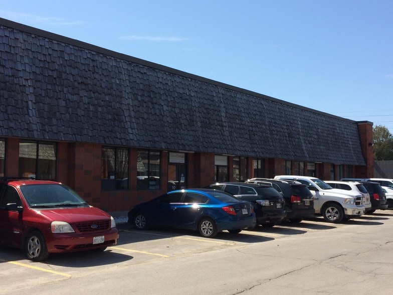 830-840 Industrial Ave, Ottawa, ON à louer - Photo de l’immeuble – Image 3 sur 7