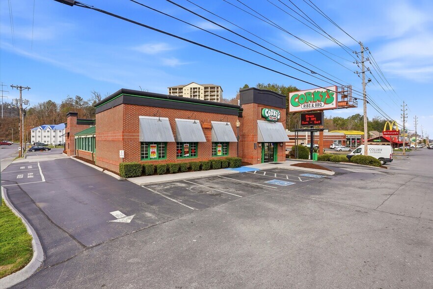 3584 Parkway, Pigeon Forge, TN à louer - Photo principale – Image 1 sur 46