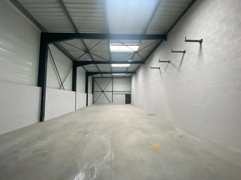 Local d’activités dans Bretteville-sur-Odon à louer - Photo intérieure – Image 3 sur 7