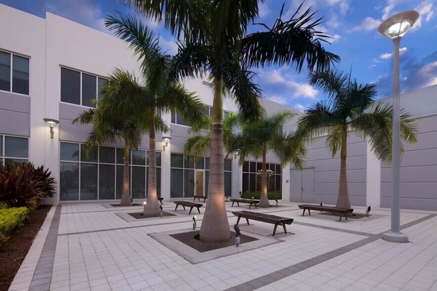 2000 NW 87th Ave, Doral, FL à louer - Photo de l’immeuble – Image 2 sur 7