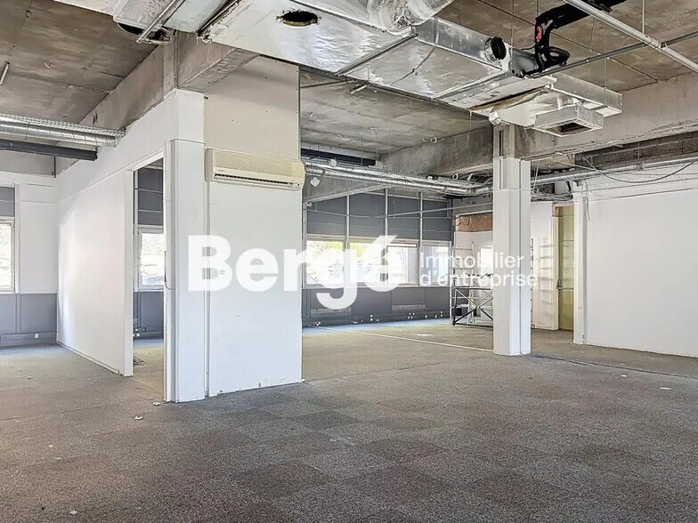 Industriel/Logistique dans Valbonne à louer - Photo de l’immeuble – Image 3 sur 21