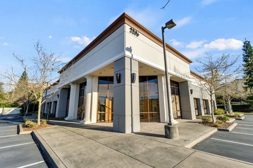 2206 Plaza Dr, Rocklin, CA à vendre - Photo de l’immeuble – Image 1 sur 37
