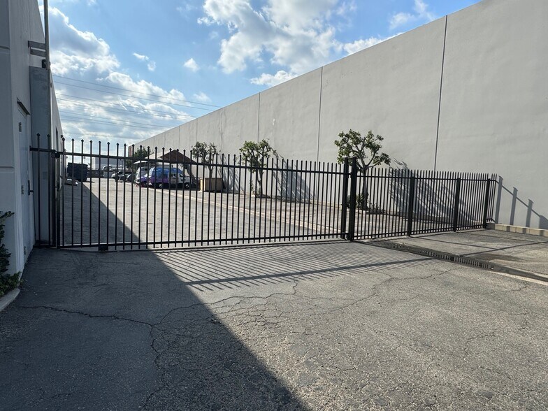 1588 N Batavia St, Orange, CA à louer - Photo de l’immeuble – Image 3 sur 5