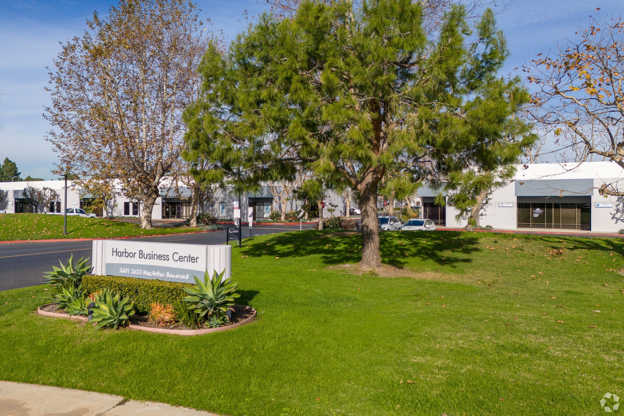 3621 W MacArthur Blvd, Santa Ana, CA à louer Photo de l’immeuble– Image 1 sur 32