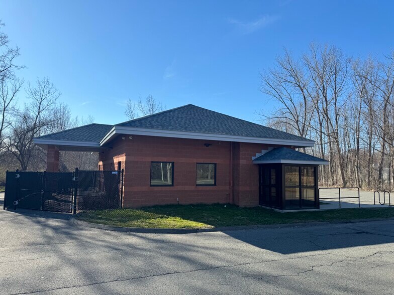 85 University Dr, Amherst, MA à louer - Photo de l’immeuble – Image 2 sur 9