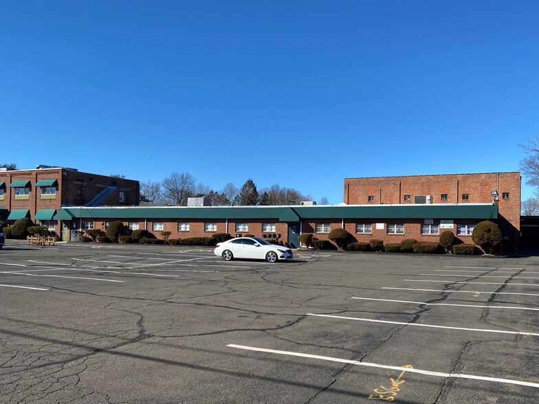 123 Whiting St, Plainville, CT à louer - Photo de l’immeuble – Image 3 sur 5