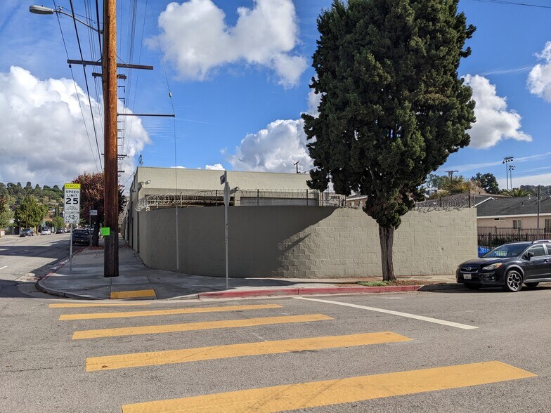 3202-3206 Fletcher Dr, Los Angeles, CA à louer - Photo de l’immeuble – Image 2 sur 11