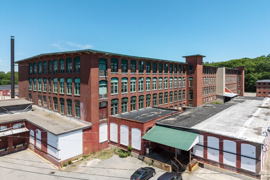 159 Singleton St, Woonsocket, RI à louer - Photo principale – Image 1 sur 10