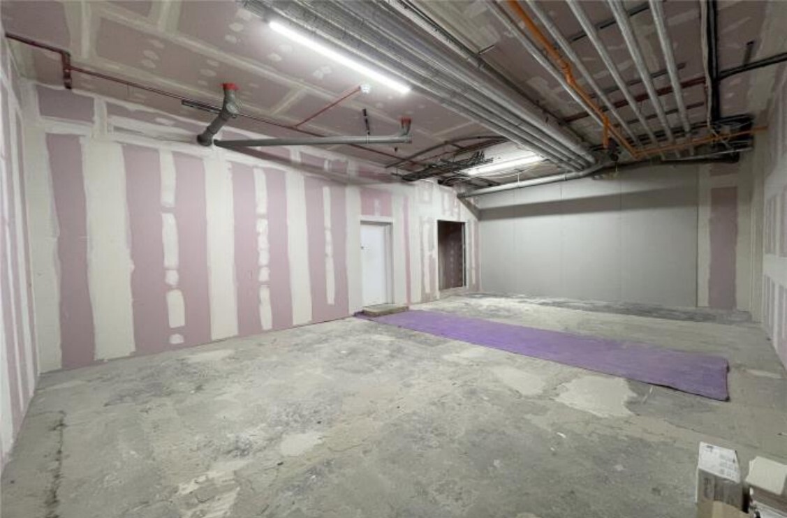 61-73 Victoria Ave, Southend On Sea, ESS SS2 6EB - Lot 7/8 -  - Photo intérieure - Image 1 of 2