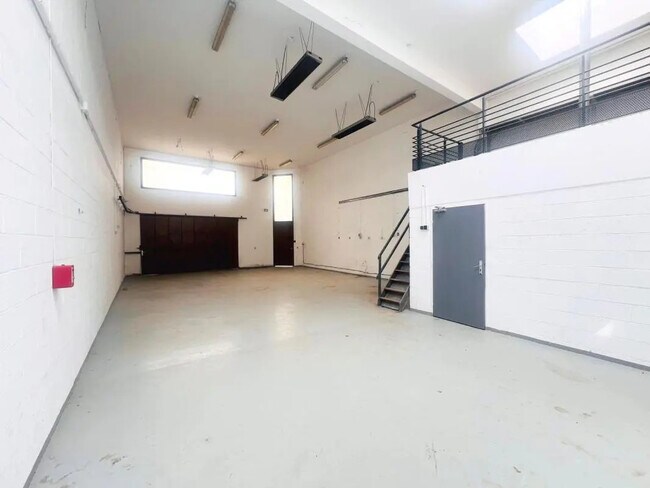 Plus de détails pour Local d'activités à louer