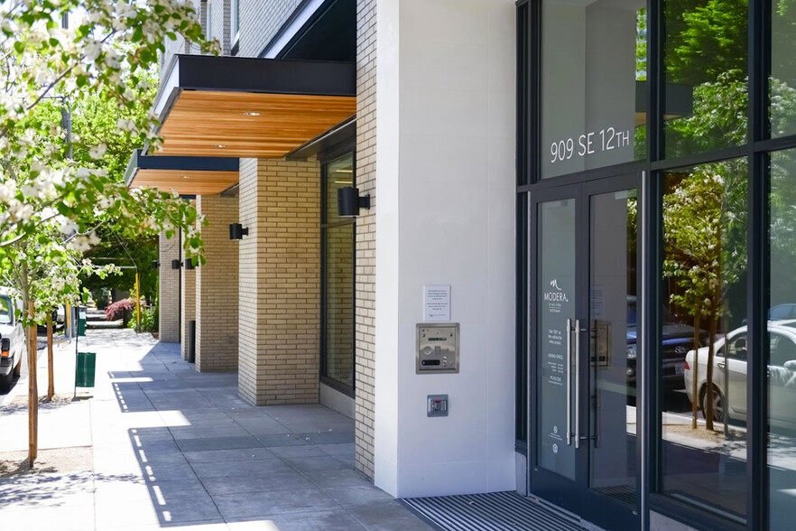 909 SE 12th Ave, Portland, OR à louer - Photo de l’immeuble – Image 3 sur 4
