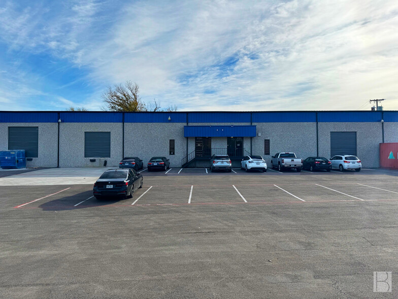 2701-2749 S Great Southwest Pky, Grand Prairie, TX à louer - Photo de l’immeuble – Image 3 sur 7