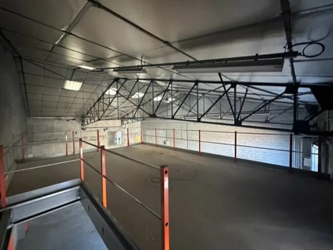 Plus de détails pour Local d'activités à louer