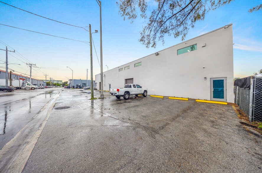 7550 W 2nd Ct, Hialeah, FL à louer - Photo de l’immeuble – Image 2 sur 37