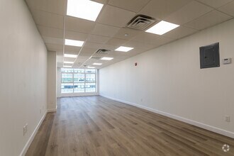 136-18 39th Ave, Flushing, NY à louer Photo intérieure– Image 1 sur 2
