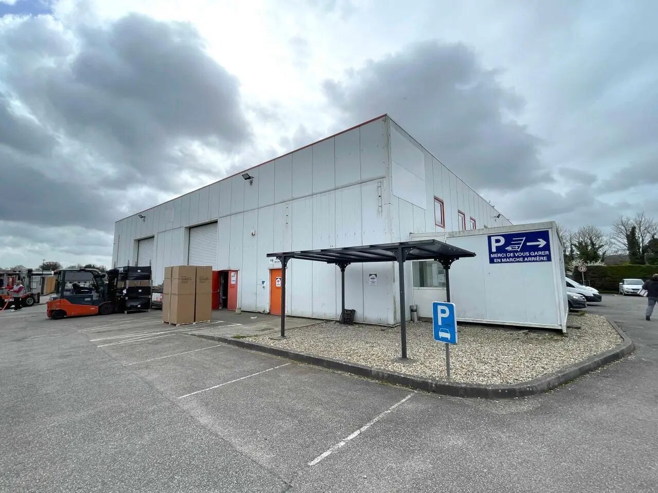 Local d'activités dans Martin-Église à vendre Photo de l’immeuble– Image 1 sur 31