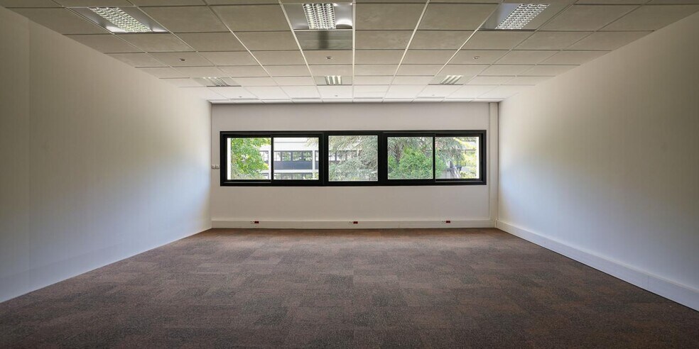 Bureau dans Voisins-le-Bretonneux à louer - Photo de l’immeuble – Image 1 sur 17