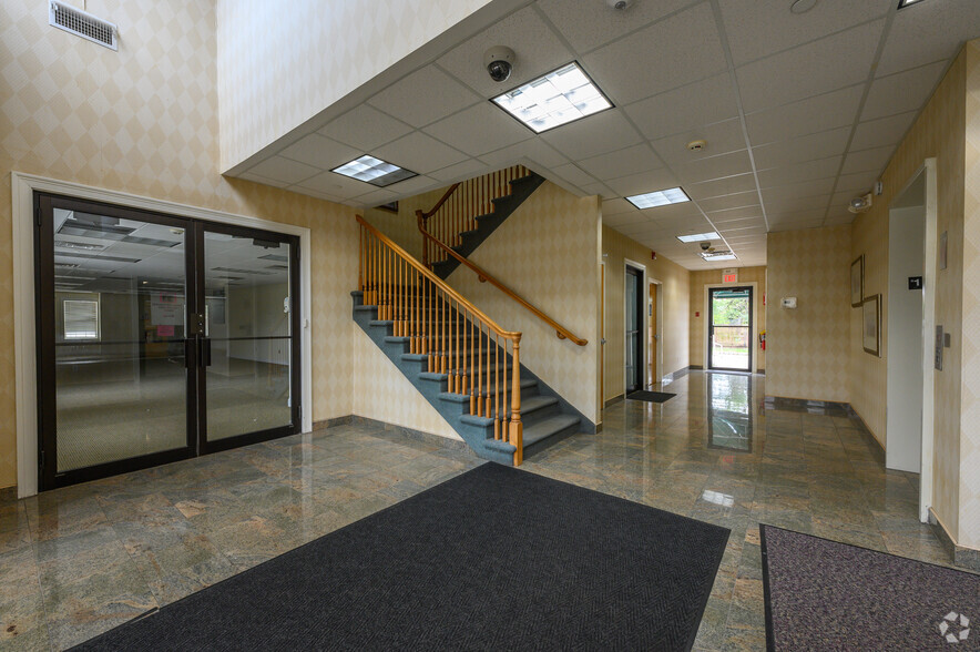 901 State Rt 23 S, Pompton Plains, NJ à louer - Hall d’entrée – Image 3 sur 8
