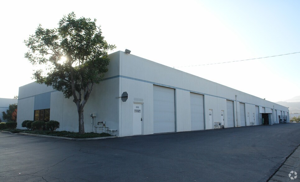 996 Lawrence Dr, Newbury Park, CA à louer - Photo de l’immeuble – Image 2 sur 9