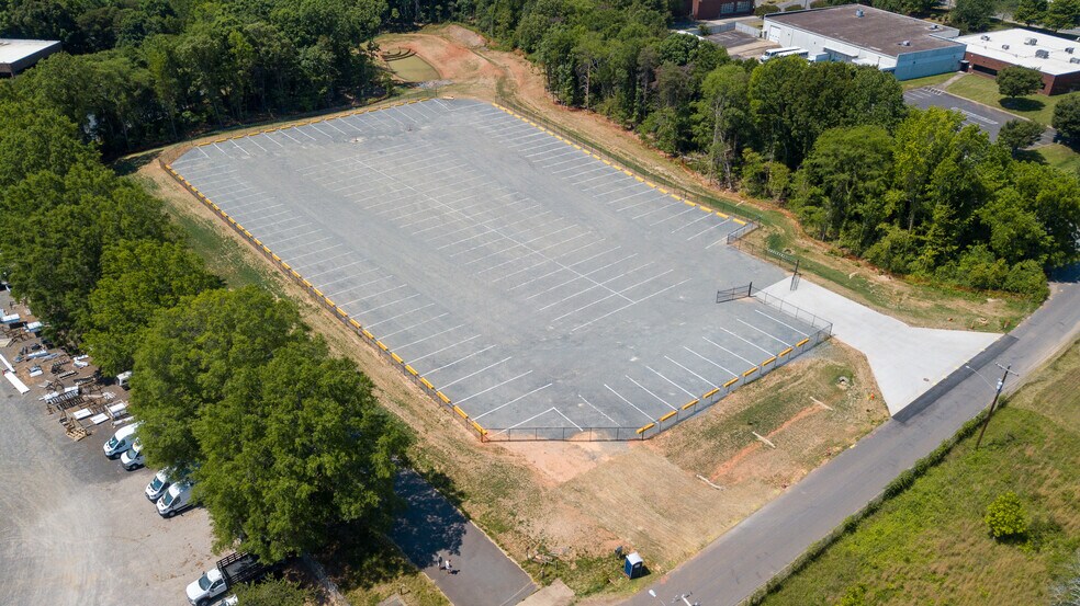 300 Old Hebron Road, Charlotte, NC à louer - Photo de l’immeuble – Image 1 sur 4