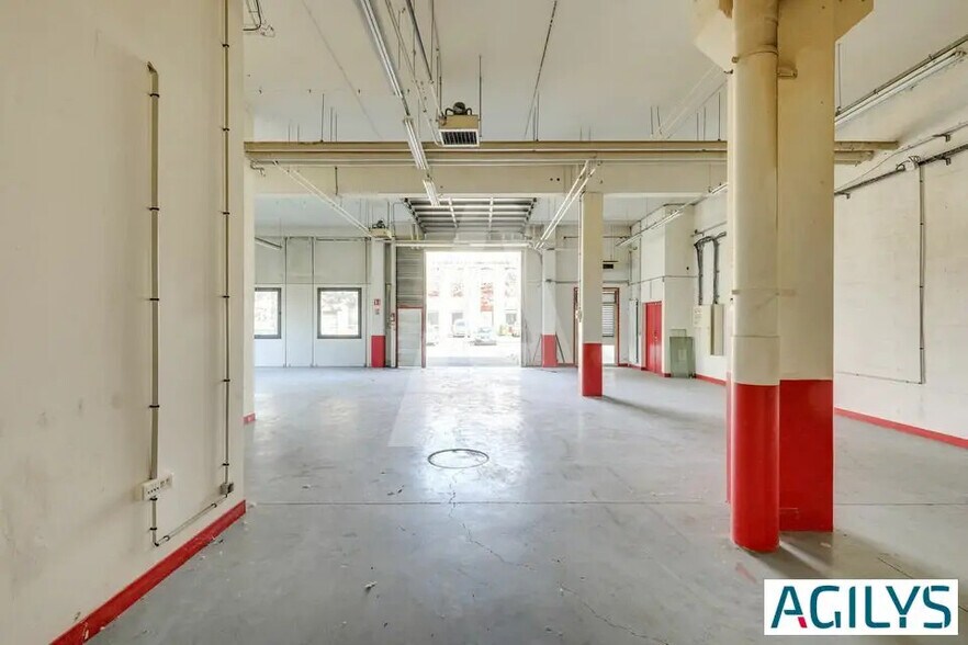 Local d’activités dans à louer - Photo de l’immeuble – Image 2 sur 5