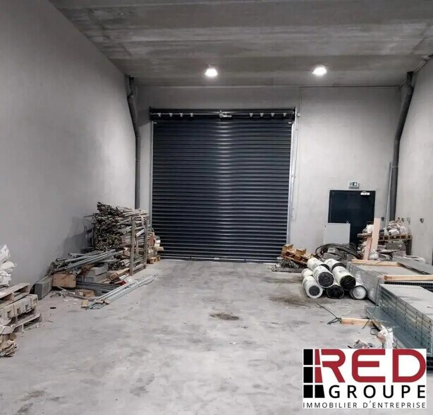 Local d’activités dans Bouc-Bel-Air à louer - Photo de l’immeuble – Image 2 sur 2