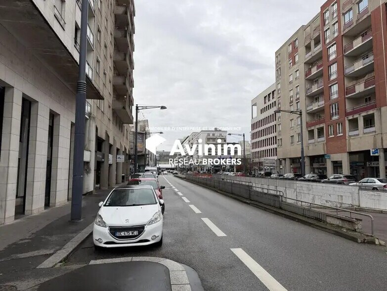 Local commercial dans Montigny-le-Bretonneux à louer - Photo de l’immeuble – Image 3 sur 13