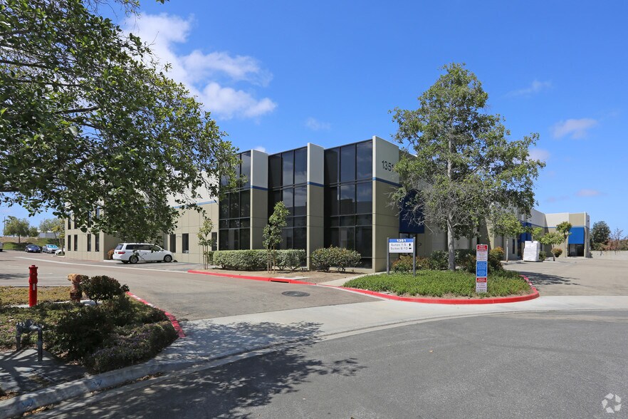 1351 Distribution Way, Vista, CA à louer - Photo de l’immeuble – Image 3 sur 4