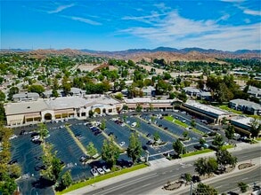27613-27677 Bouquet Canyon Rd, Saugus, CA à louer Photo de l’immeuble– Image 1 sur 5
