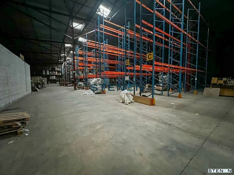 Local d’activités dans L'Isle-sur-la-Sorgue à louer - Photo intérieure – Image 2 sur 7