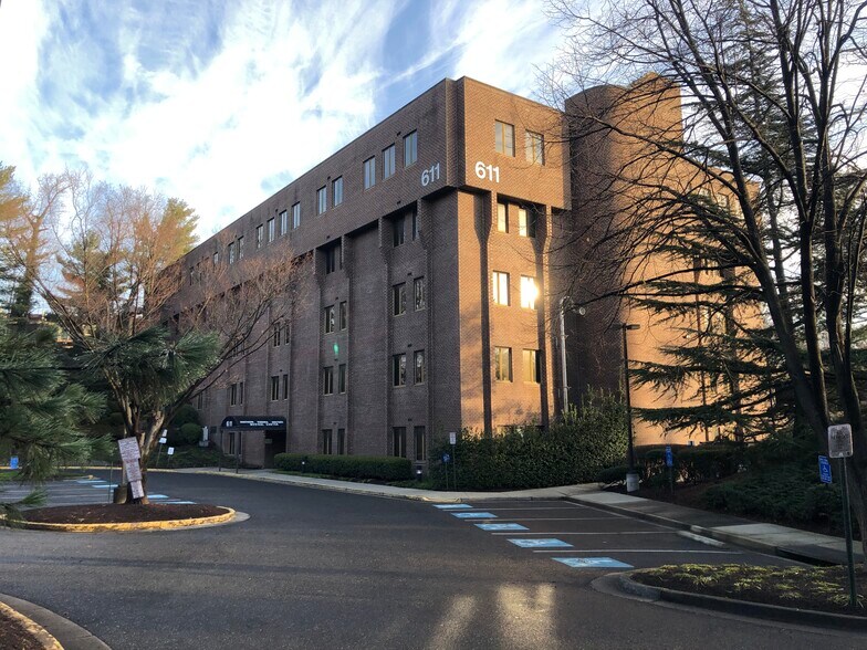 611 S Carlin Springs Rd, Arlington, VA à vendre - Photo de l’immeuble – Image 3 sur 19