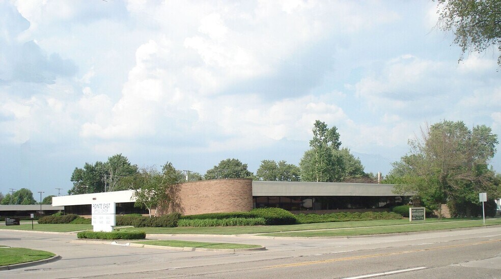 18303 E 10 Mile Rd, Roseville, MI à louer - Photo de l’immeuble – Image 1 sur 1