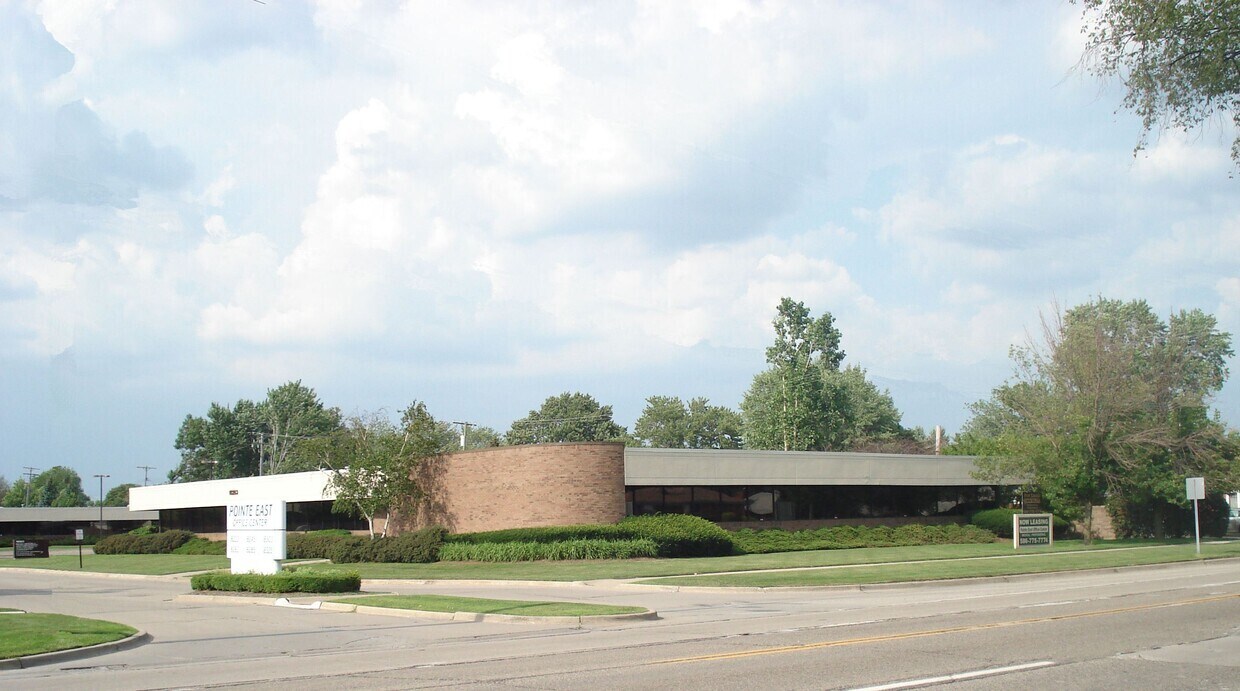 18303 E 10 Mile Rd, Roseville, MI à louer Photo de l’immeuble– Image 1 sur 2