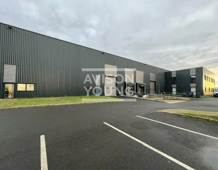 Local d’activités dans Lieusaint à louer - Photo de l’immeuble – Image 3 sur 4