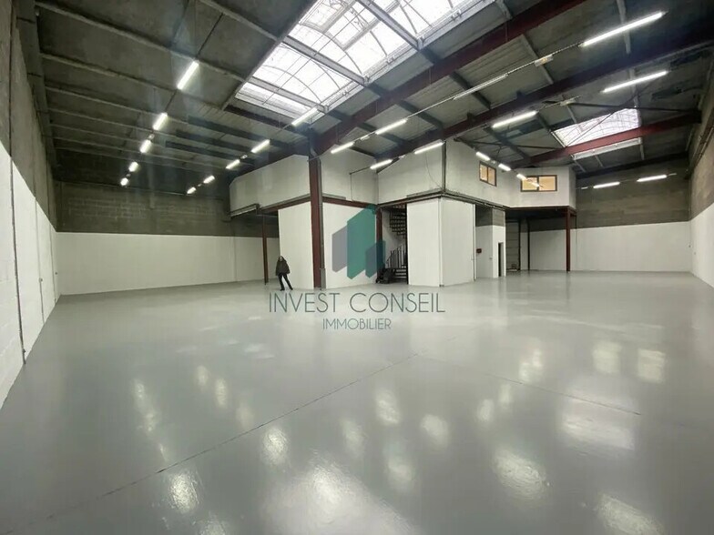 Local d’activités dans Le Thillay à louer - Photo de l’immeuble – Image 2 sur 11